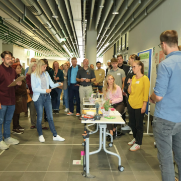 Ein Team pitcht vor der Jury und den Zuschauern ihre Idee.