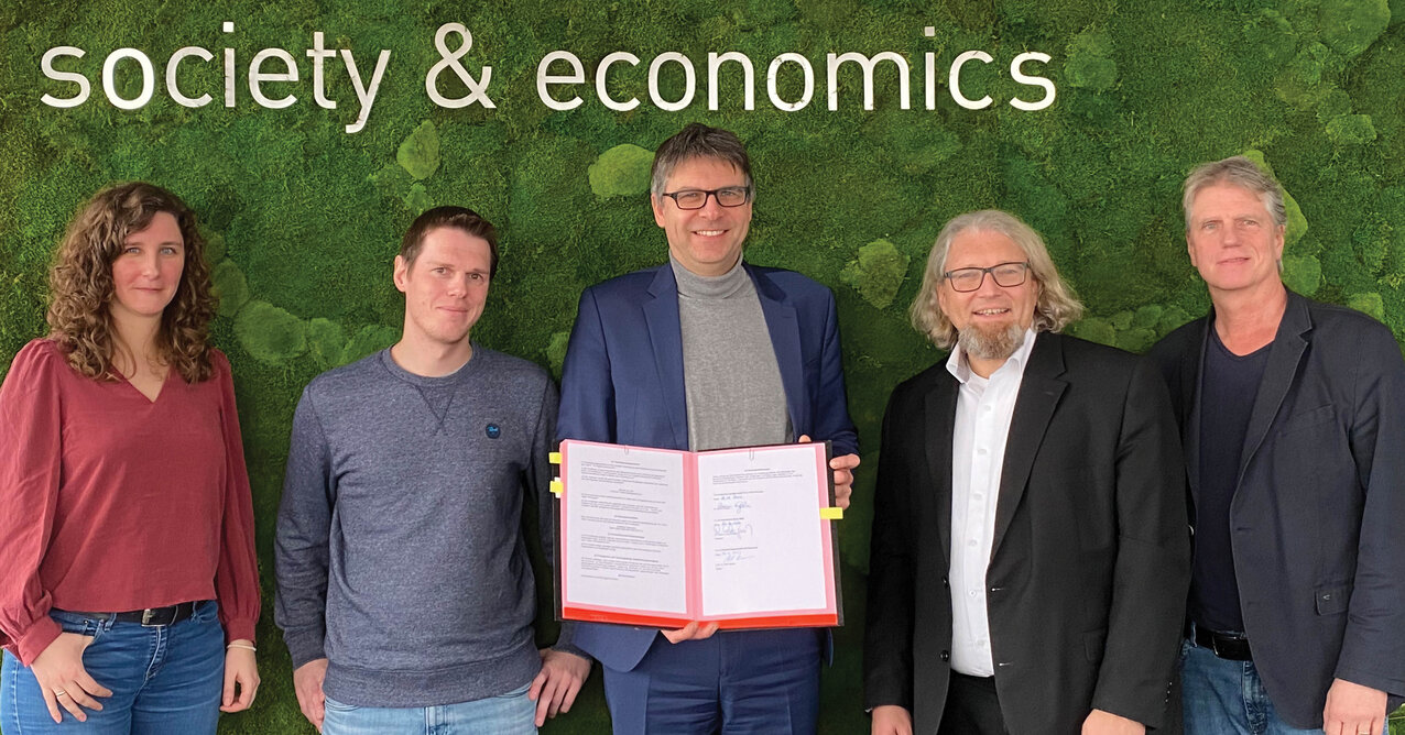 From left to right: Jennifer Zorn (Public Relations for the E-Group), Dr Steven Engler (owner and managing director of the E-Group), Dr Oliver Locker-Grütjen (President of the University), Prof. Dr Ralf Klapdor (Dean of the Faculty of Society and Economics) and Prof. Dr Helmut Prior (Director of Studies at the Faculty of Society and Economics)