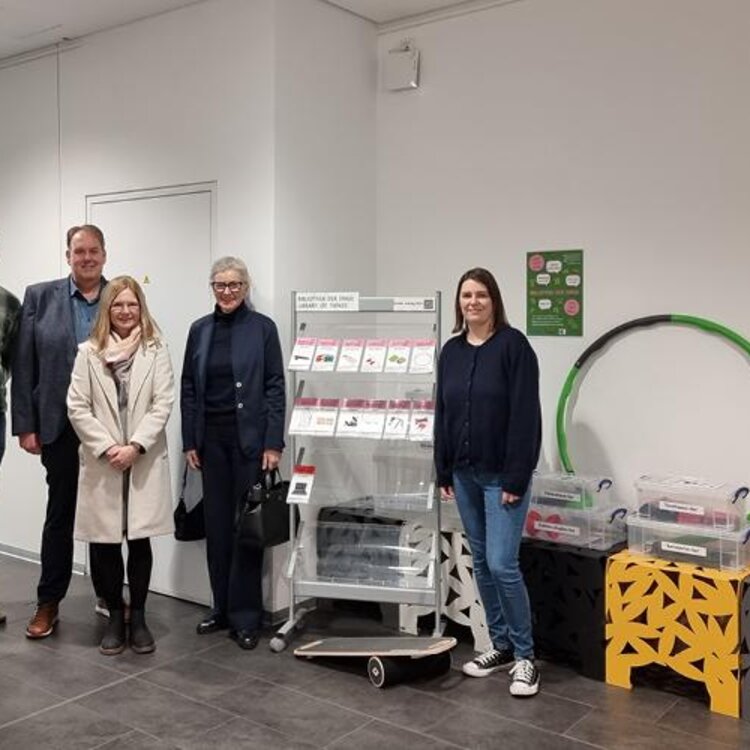 Die Projektbeteiligten in der Bibliothek in Kamp-Lintfort, v.l.n.r.: Prof. Dr. Klaus Hegemann (Dekan Fakultät Kommunikation und Umwelt), Jonas Lamik (Leiter Bibliothek), Frank Rattmann (Vorsitzender Förderverein Campus Camp-Lintfort), Yvonne Frericks (Leiterin Mediathek Kamp-Lintfort), Beate Träm (Geschäftsführerin Förderverein Campus Camp-Lintfort) und Maike Schön (Projektkoordinatorin Bibliothek)