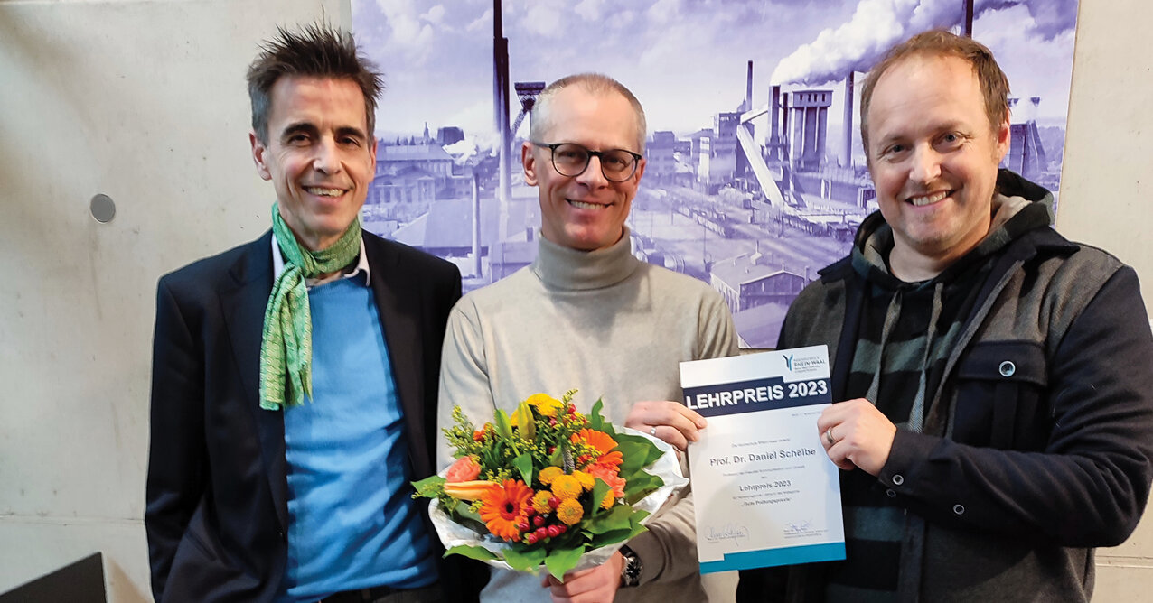 Presentation of the 2023 Teaching Award, from left to right: Prof. Dr Klaus Hegemann (Dean of the Faculty of Communication and Environment), Prof. Dr Daniel Scheible (winner of the 2023 Teaching Award), Prof. Dr Jörg Petri (Vice-President for Student Affairs, Teaching and Academic Continuing Education)