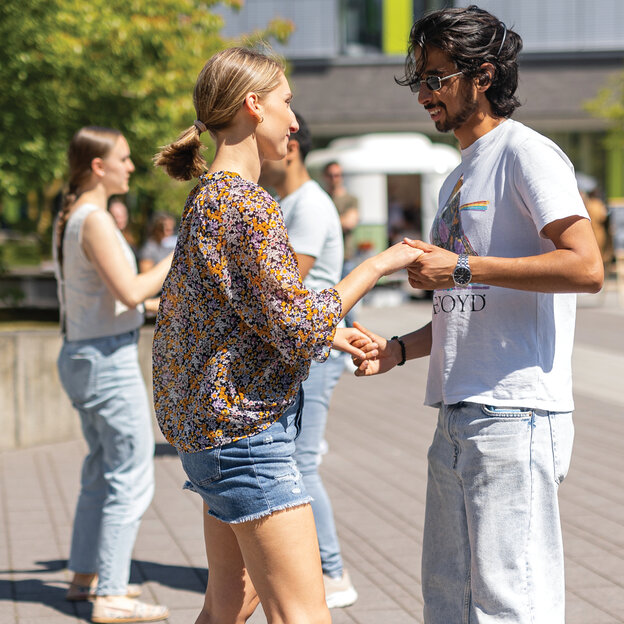 Viele interessierte Besucher*innen am Tag der offenen Tür am Campus Kamp-Lintfort