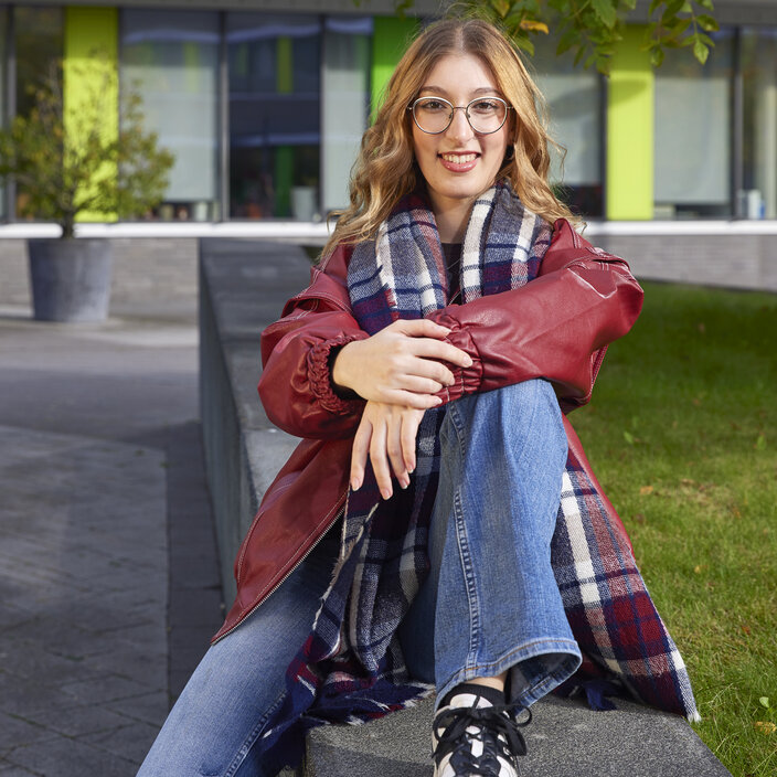 Portraitbild Lorena Monopoli auf dem Campus