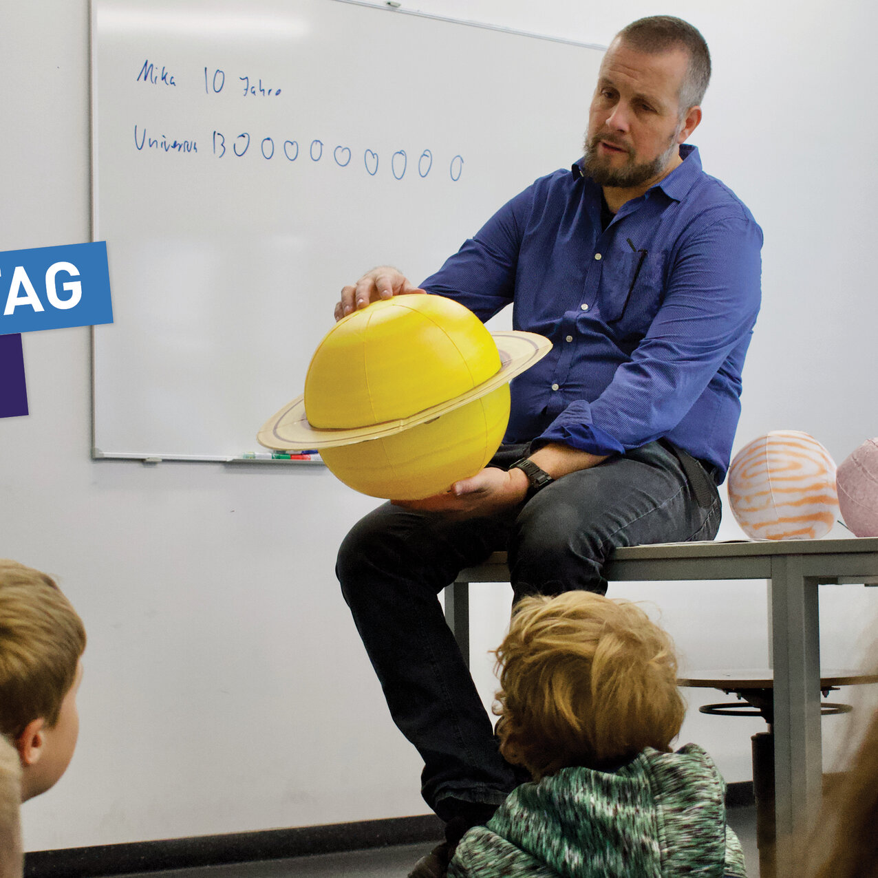 Prof. Dr. Alexander Struck erklärt Kindern der vierten Klassen der Christophorus Grundschule Kranenburg beim ‚MINTmachTag‘ das Universum