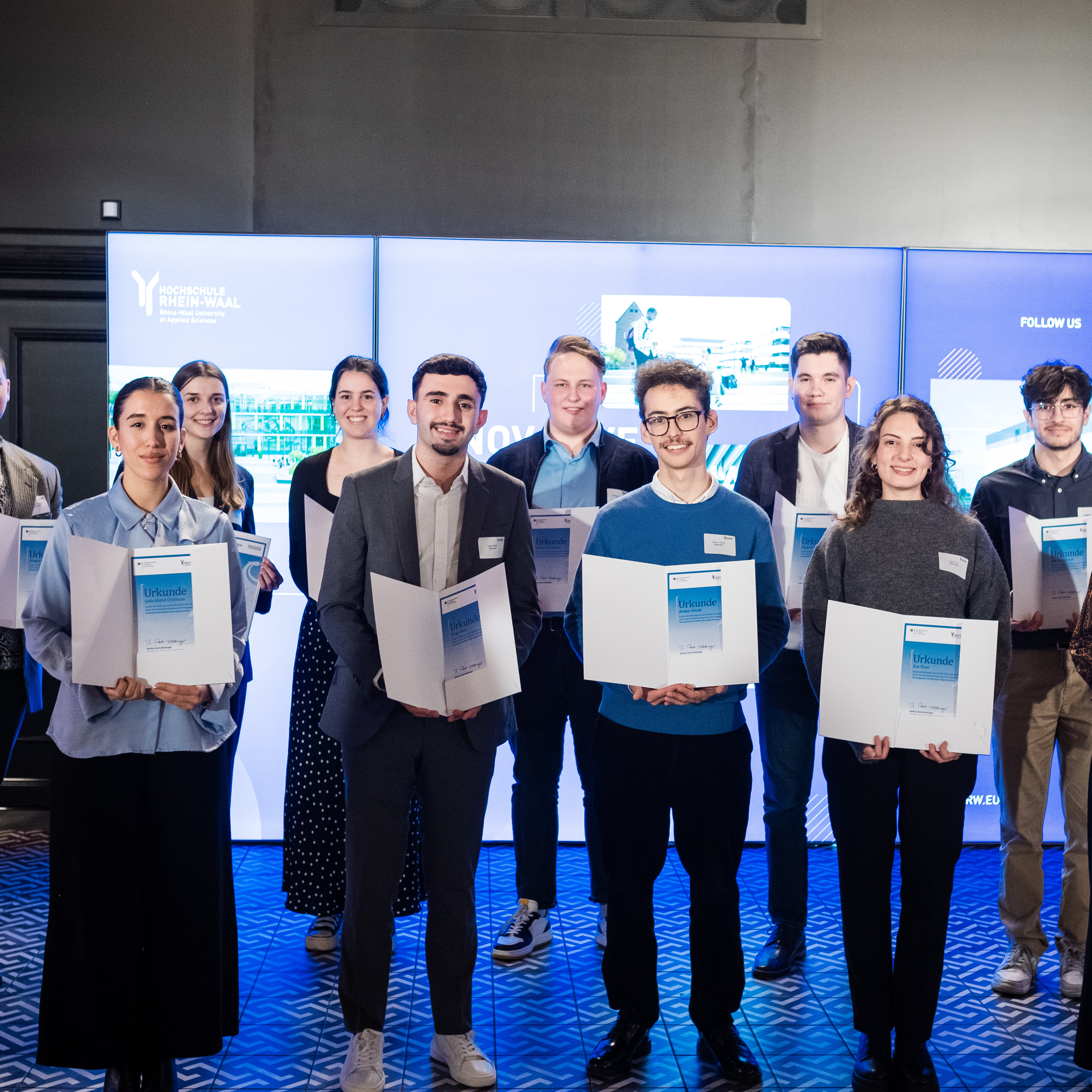 Gruppe Studierender und Unternehmer*innen beim Stipendiendinner 2024
