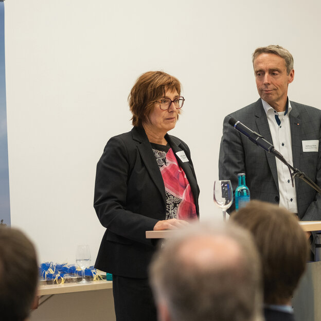 Brigitte Jansen, Geschäftsführerin vom Förderverein der Hochschule Rhein-Waal - Campus Cleve e.V. und Geschäftsführerin der Wirtschaftsförderung Kreis Kleve, mit Wilfried Röth, Vorstandsmitglied der Sparkasse Rhein-Maas