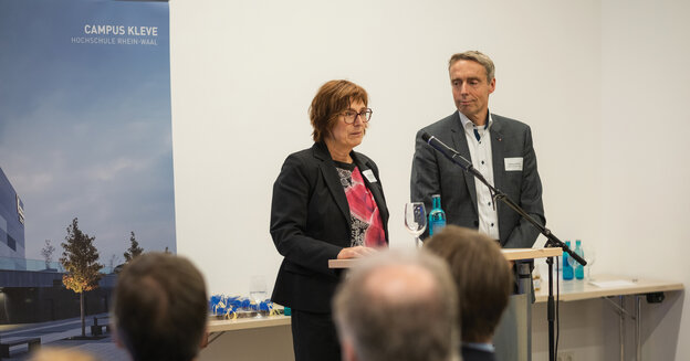 Brigitte Jansen, Managing Director of the Friends of Rhein-Waal University of Applied Sciences – Cleve Campus e.V. and Managing Director of the Kleve District Economic Development Agency, with Wilfried Röth, member of the board of Sparkasse Rhein-Maas