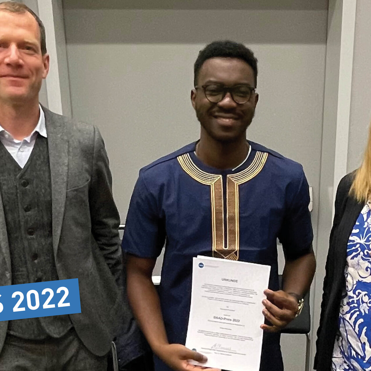 Vizepräsidentin Prof. Dr. Tatiana Zimenkova (r.) und Prof. Dr. Dietrich Darr (l.) bei der Preisverleihung des DAAD-Preis 2022 mit Student und Preisträger Nathan Siamudaala (Mitte).