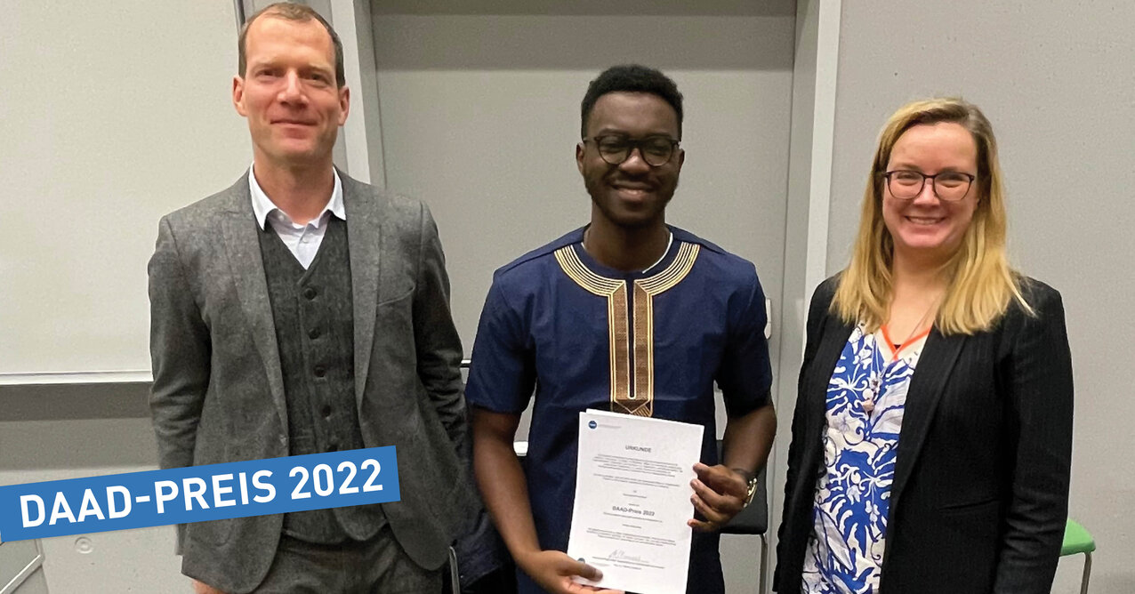 Vice-President Prof. Dr Tatiana Zimenkova (right) and Prof. Dr Dietrich Darr (left) at the 2022 DAAD Prize award ceremony with student and prize winner Nathan Siamudaala (centre).