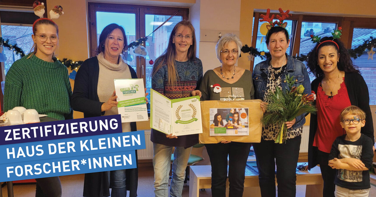 Presentation of the ‘Haus der kleinen Forscher*innen’ plaque to the Pusteblume nursery. From left to right: Anna Dittmann (Board Member), Angelika Pastoors (Head), Barbara Maué (Network Co-ordinator), Jutta Peters (educator), Hedwig Hauser (educator), Aysha Windt (educator), Child: Mathis L.