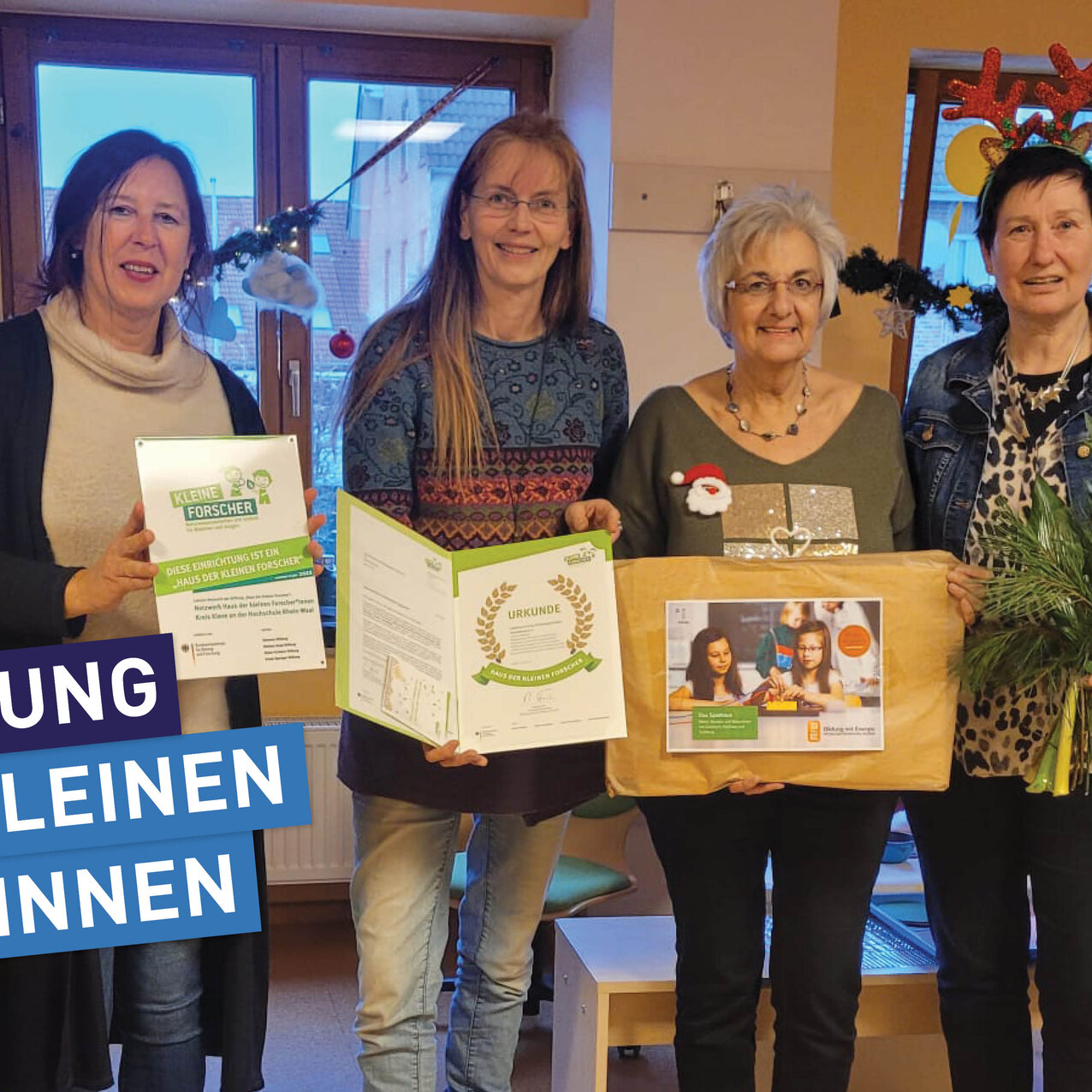 Übergabe der Plakette ‚Haus der kleinen Forscher*innen‘ an Kita Pusteblume, Von links nach rechts: Anna Dittmann (Vorstand), Angelika Pastoors (Leitung), Barbara Maué (Netzwerkkoordinatorin), Jutta Peters (Pädagogin), Hedwig Hauser (Pädagogin), Aysha Windt (Pädagogin), Kind: Mathis L.
