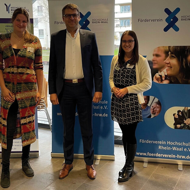 von links nach rechts: Lisa Waberg (ZFIT, Koordinatorin Hochschule-Wirtschaft), Dr. Oliver Locker-Grütjen (Präsident der Hochschule Rhein-Waal), Julia Nepicks (Geschäftsführerin Förderverein Hochschule Rhein-Waal e.V.)