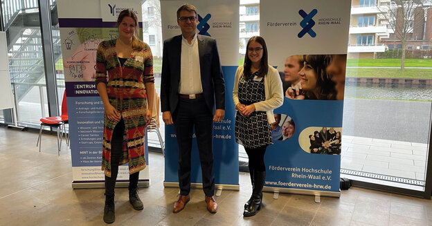 From left to right: Lisa Waberg (ZFIT, University-Business Coordinator), Dr Oliver Locker-Grütjen (President of Rhein-Waal University of Applied Sciences), Julia Nepicks (Managing Director of the Rhein-Waal University of Applied Sciences Friends’ Association)