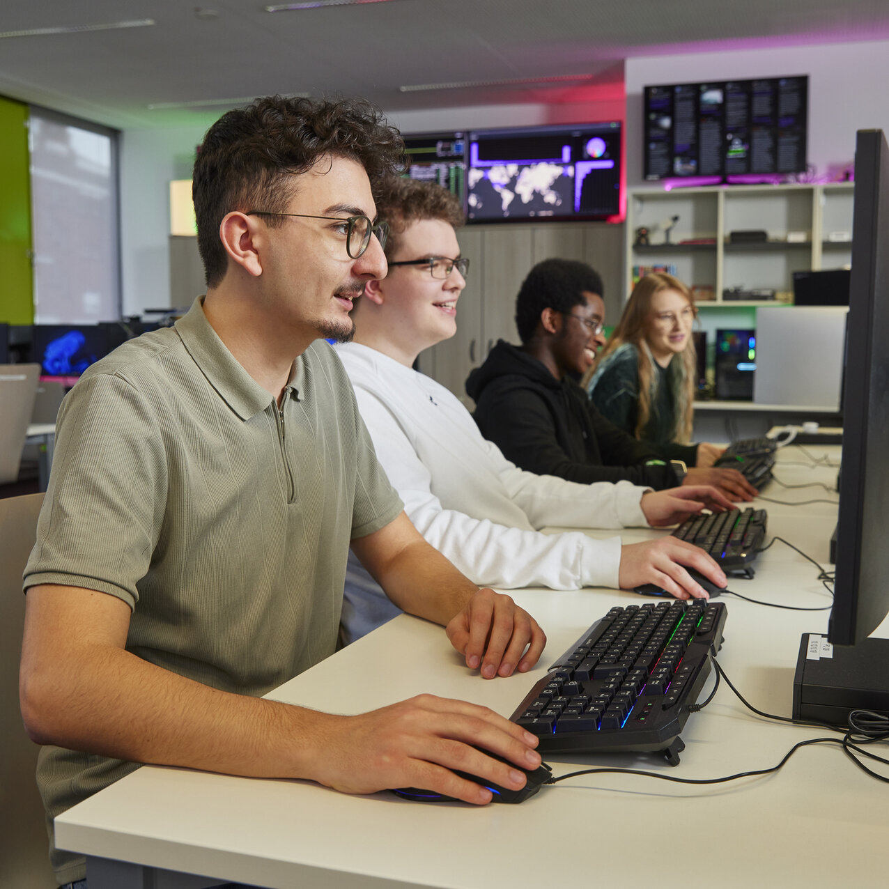 Studierende arbeiten an Computern im IT-Sichheitslabor