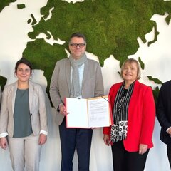 From left to right: Andrea Michels (Acting Head of the Central Student Advisory Service, HSRW), Sara Khaffaf-Roenspieß (Head of the Student Affairs Department, HSRW), Prof. Dr Oliver Locker-Grütjen (President of the University), Barbara Ossyra (Chair of the Management Board of the Wesel Job Centre), Dominik Blechschmidt (Operations Director at the Wesel Job Centre),