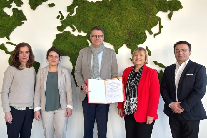 v.l.n.r.: Andrea Michels (Kommissarische Leitung Zentrale Studienberatung, HSRW), Sara Khaffaf-Roenspieß (Leitung Dezernat Studienangelegenheiten, HSRW), Prof. Dr. Oliver Locker-Grütjen (Hochschulpräsident), Barbara Ossyra (Vorsitzende der Geschäftsführung der Agen-tur für Arbeit Wesel), Dominik Blechschmidt (Geschäftsführer Operativ in der Arbeitsagentur Wesel),