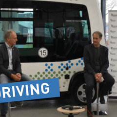 From left to right: University President Dr Oliver Locker-Grütjen, Sjaak Kamps, Director of Euregio Rhein-Waal, Prof. Dr Jörn Sickmann, Head of the CONUS Network’s Living Lab for Autonomous Public Transport and Professor of Economics specialising in Industrial Economics and Corporate Finance at the Faculty of Society and Economics, in discussion with the Regional Minister for Mobility for the Province of Gelderland, Deputy Christianne van der Wal. Moderator: Sven Robertz, former project manager of the Interreg I-AT project