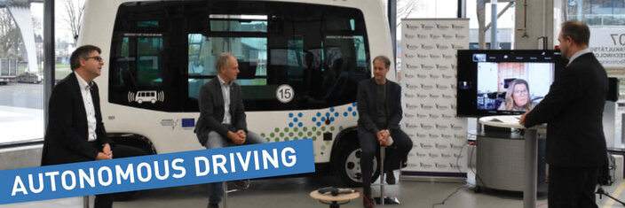 Von links nach rechts: Hochschulpräsident Dr. Oliver Locker-Grütjen, Sjaak Kamps, Direktor der Euregio Rhein-Waal, Prof. Dr. Jörn Sickmann, Leiter des Living Labs Autonomer ÖPNV des Netzwerks CONUS und Professor für Wirtschaftswissenschaften mit dem Schwerpunkt Industrieökonomie und Unternehmensfinanzierung an der Fakultät Gesellschaft und Ökonomie im Austausch mit Regionalministerin für Mobilität der Provinz Gelderland, Gedeputeerde Frau Christianne van der Wal. Moderation: Sven Robertz, ehemaliger Projektleiter Interreg I-AT Projekt