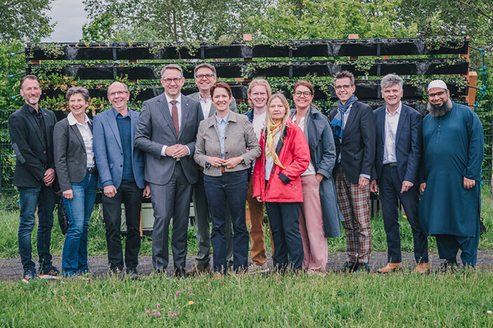 v.l.n.r.: Rene Roeterink, Hochschule Rhein-Waal; Dr. Anke Schirocki, Agrobusiness Niederrhein; Markus Baumgärtner, Nachhaltige Zierpflanzen e.V.; Ingo Brohl, Landrat Kreis Wesel; Prof. Dr. Oliver Locker-Grütjen, Hochschule Rhein-Waal; Silke Gorißen, Ministerin für Landwirtschaft und Verbraucherschutz des Landes Nordrhein-Westfalen; Jan Sonntag, Hochschule Rhein-Waal; Waltraud Kofer, Hochschule Rhein-Waal; Kerstin Bauer, RheWa Tech; Prof. Dr. Klaus Hegemann, Hochschule Rhein-Waal; Prof. Dr.-Ing. Rolf Becker, Hoch schule Rhein-Waal, Azam Zubairi, Hochschule Rhein-Waal