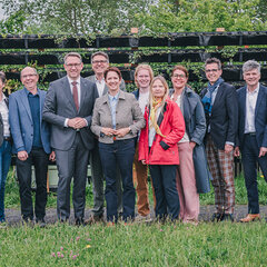 v.l.n.r.: Rene Roeterink, Hochschule Rhein-Waal; Dr. Anke Schirocki, Agrobusiness Niederrhein; Markus Baumgärtner, Nachhaltige Zierpflanzen e.V.; Ingo Brohl, Landrat Kreis Wesel; Prof. Dr. Oliver Locker-Grütjen, Hochschule Rhein-Waal; Silke Gorißen, Ministerin für Landwirtschaft und Verbraucherschutz des Landes Nordrhein-Westfalen; Jan Sonntag, Hochschule Rhein-Waal; Waltraud Kofer, Hochschule Rhein-Waal; Kerstin Bauer, RheWa Tech; Prof. Dr. Klaus Hegemann, Hochschule Rhein-Waal; Prof. Dr.-Ing. Rolf Becker, Hoch schule Rhein-Waal, Azam Zubairi, Hochschule Rhein-Waal
