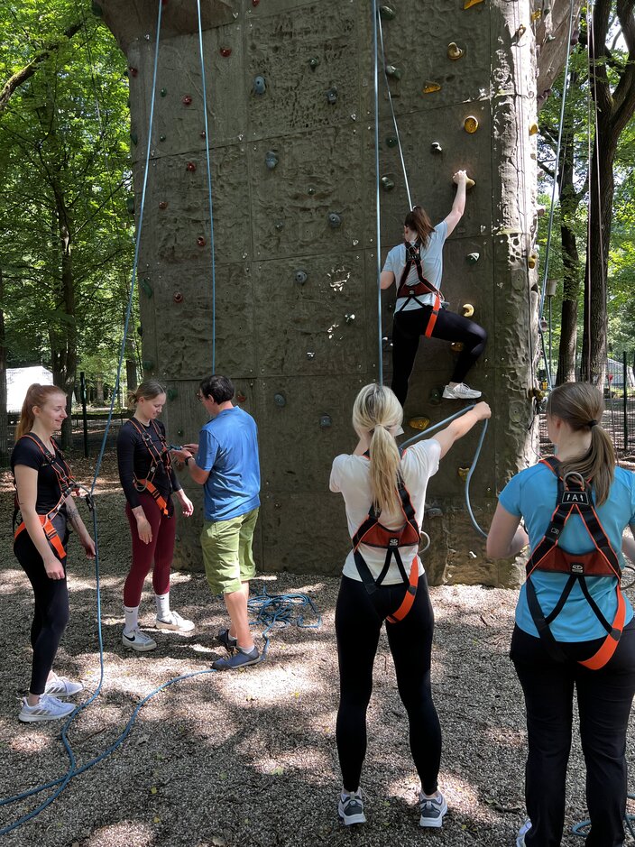 Gaining hands-on experience in addiction prevention: Master’s students combine theory with practice and go rock climbing