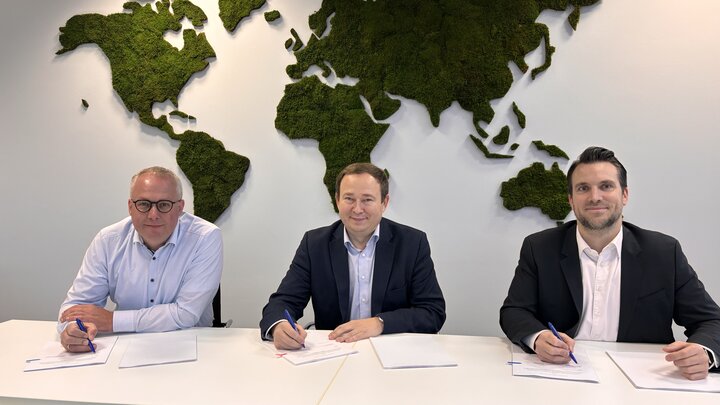 Von links nach rechts: Prof. Dr. Peter Kisters (Vizepräsident für Forschung, Innovation und Wissenstransfer der Hochschule Rhein-Waal), Prof. Dr. Ivan Volosyak (Professor für Biomedizin und Engineering der Hochschule Rhein-Waal, Projektleiter DONUT) und Michael Strotkemper (Kanzler der Hochschule Rhein-Waal)