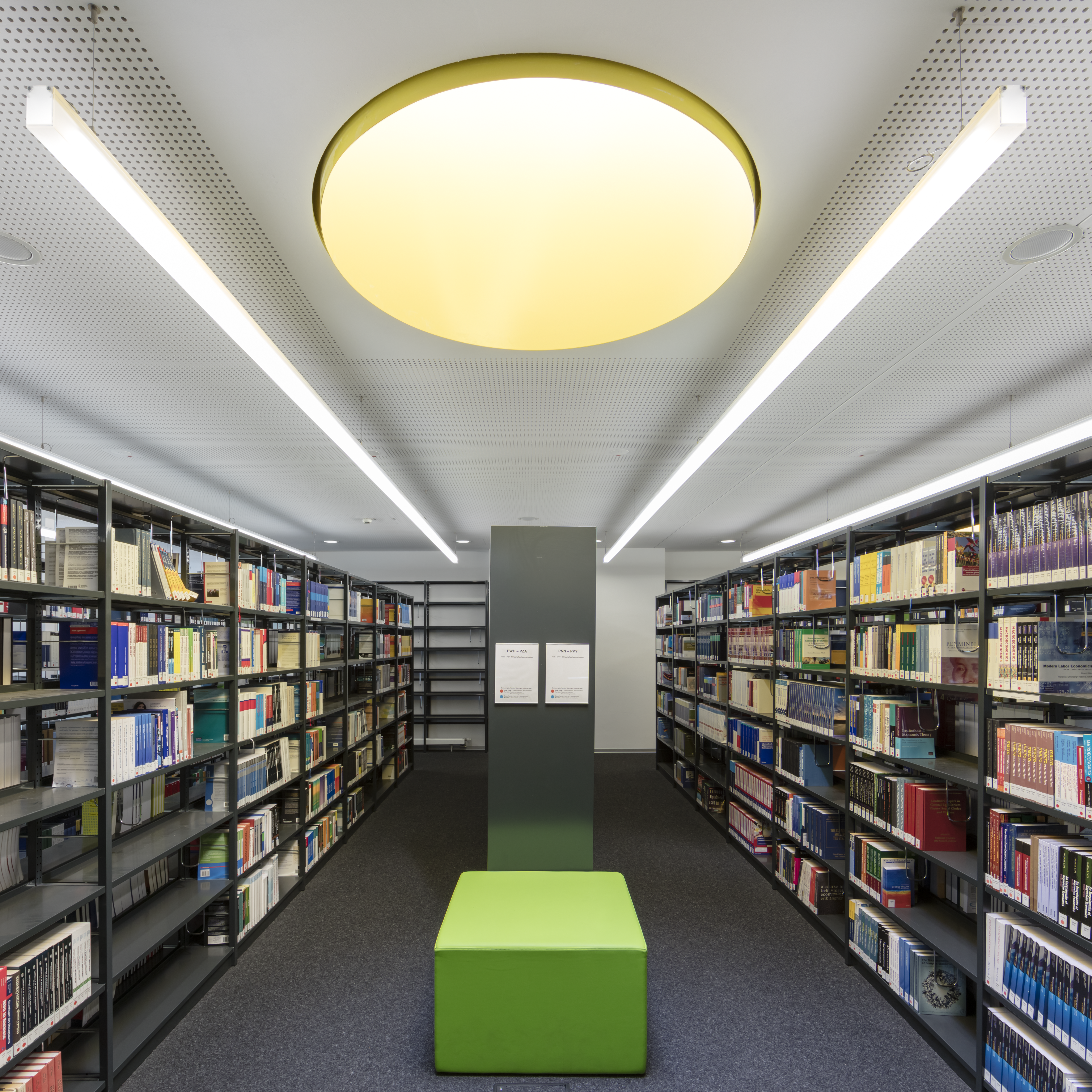 Blick in die Bibliothek mit Bücherregalen