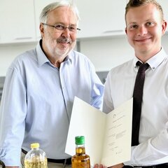 In the laboratory: Young Scientist Award winner Kilian Visser, M.Sc., research assistant and PhD student at the Faculty of Life Sciences (left), with Prof. Dr Dr Manfred Gareis, Chair of the Board of Trustees of the Heinrich Stockmeyer Foundation
