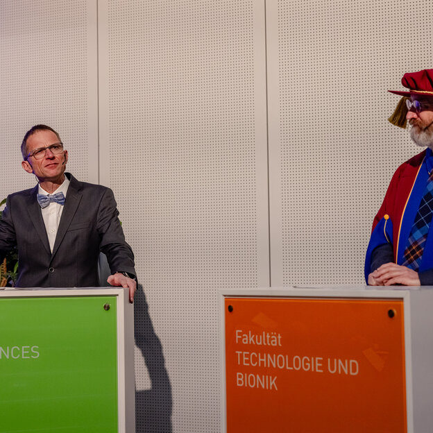 Absolvent*innen feiern ihren Abschluss