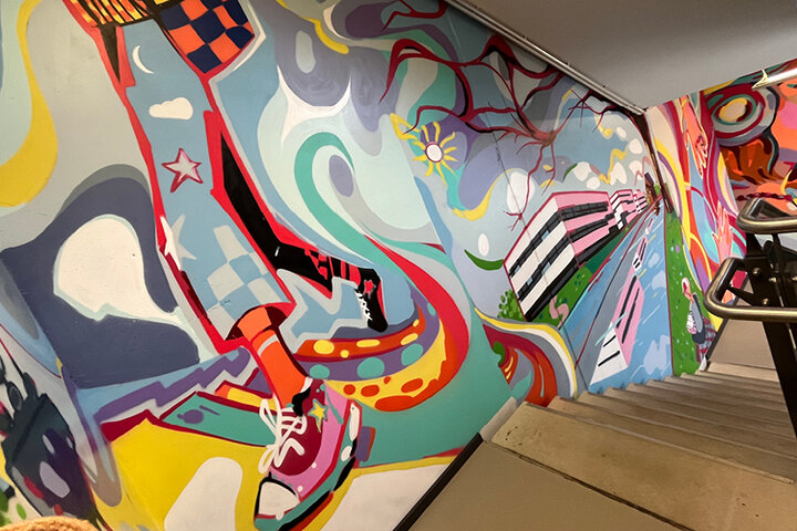 Bunter Aufstieg - Kunst trifft auf Treppenhaus