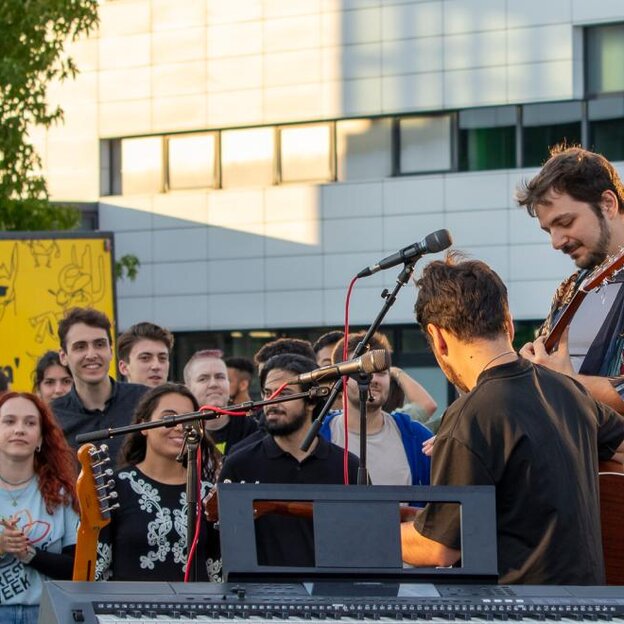 Hochschule Rhein-Waal startet ins Wintersemester 2024/25 – die neuen Studierenden feiern in der Einführungswoche ihren Studienbeginn