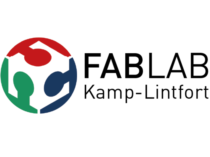 Logo des FabLabs Kamp-Lintfort, 3 stilisierte Figuren in rot grün und blau im Kreis