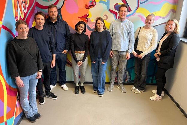 From left to right: Nicole Burke (Acting Registrar), Björn Steinmetzler, Prof. Dr Christian Stindl, Samira Jannat, Maike Schön, Jonas Lamik (Head of Library), Emma Korn (Friends of Rhein-Waal University of Applied Sciences – Kleve Campus e.V.) and Dr Alina Leson (Head of the Facilities Management Department)