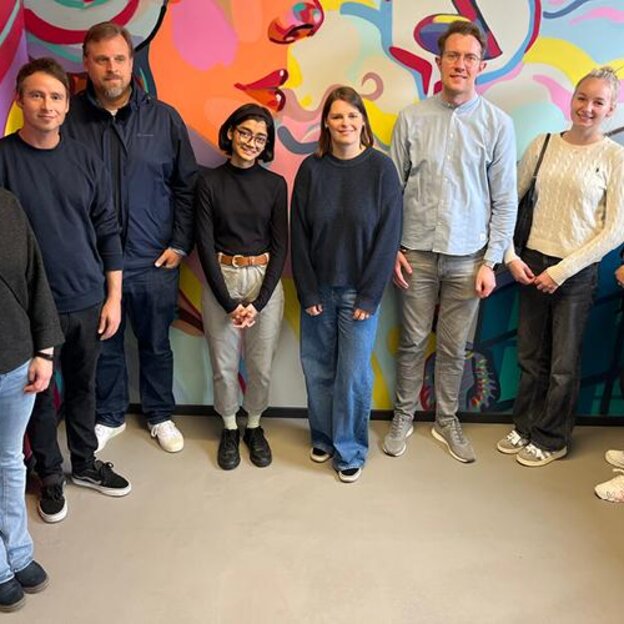 v.l.n.r.: Nicole Burke (kommissarische Kanzlerin), Björn Steinmetzler, Prof. Dr. Christian Stindl, Samira Jannat, Maike Schön, Jonas Lamik (Leiter Bibliothek), Emma Korn (Förderverein der Hochschule Rhein-Waal - Campus Kleve e.V.) und Dr. Alina Leson (Leitung Dezernat Gebäudemanagment)