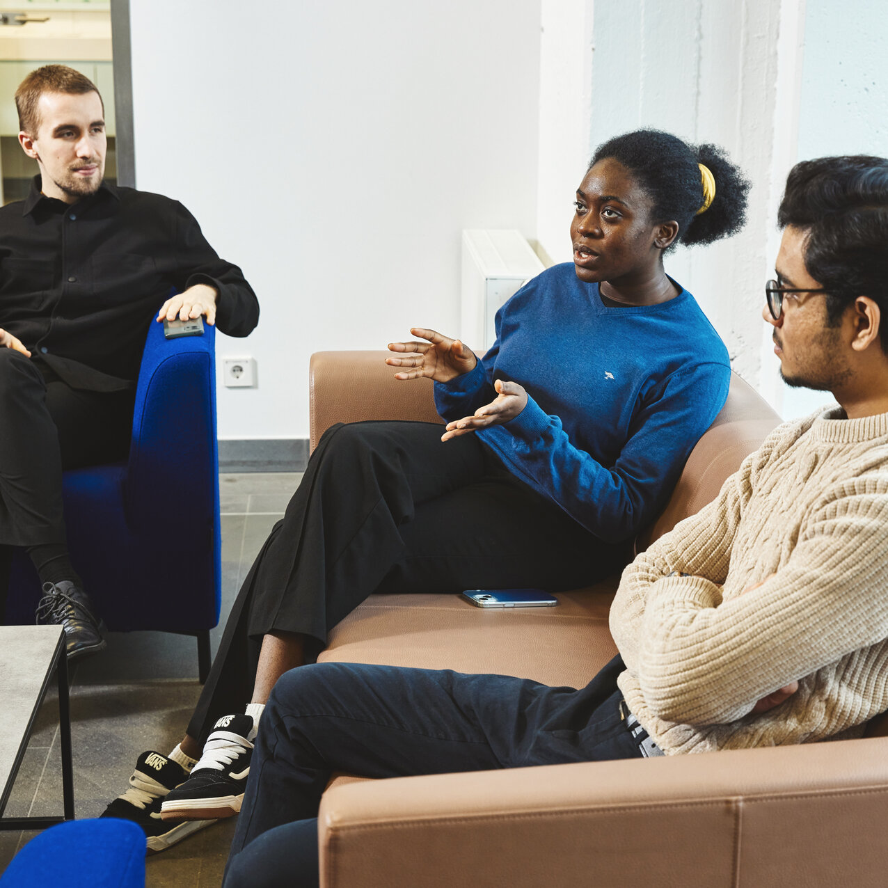 Drei Studierende sitzen in der Lounge der Bibliothek Kleve