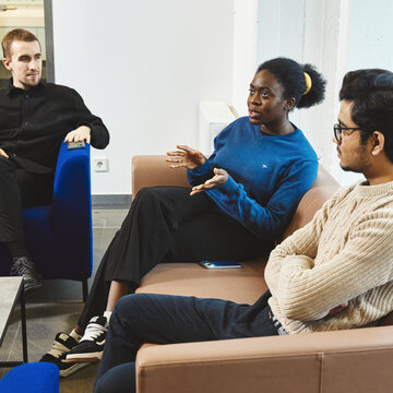 Drei Studierende sitzen in der Lounge der Bibliothek Kleve