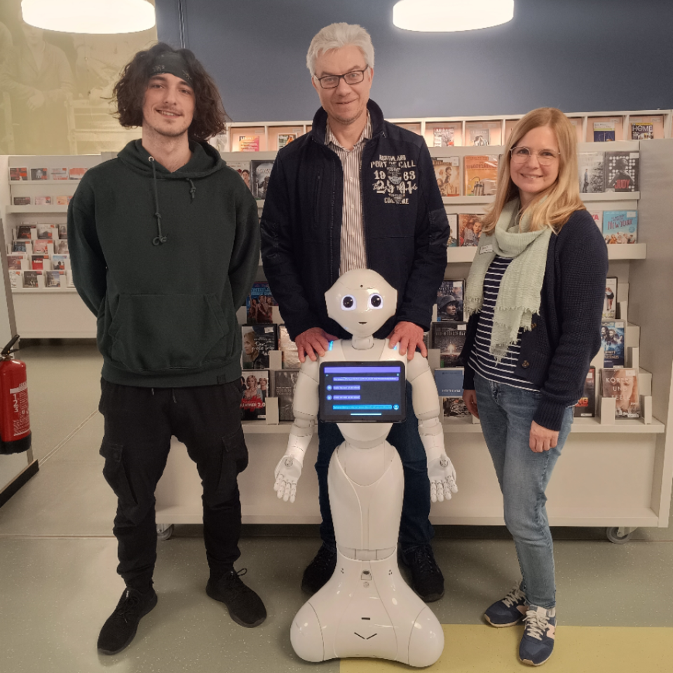 Vlnr: Lukas Schink, Prof. Kai Essig, Yvonne Frericks (Leiterin Mediathek)