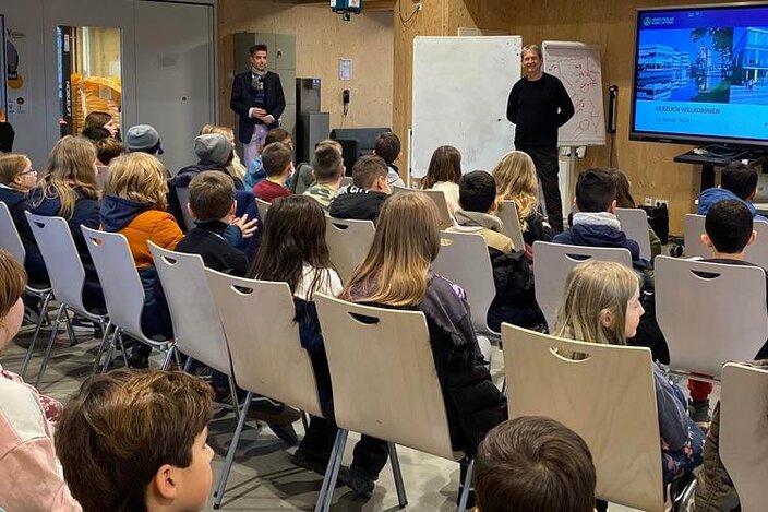 Prof. Dr. Kai Tiedemann (Hochschule Rhein-Waal) im Green FabLab Gespräch mit Kindern aus der 4d der Grundschule am Niersenberg