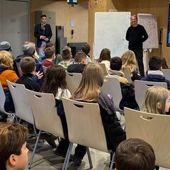 Prof. Dr Kai Tiedemann (Rhein-Waal University of Applied Sciences) in conversation with children from Class 4d at Niersenberg Primary School at the Green FabLab