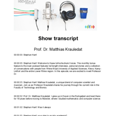 Das Logobild zum Podcast zeigt von links nach rechts verschiedenfarbige Lautsprecherkabel, ein Mikrofon, einen Lautsprecher und einen Coffee to go Becher mit Hochschullogo.