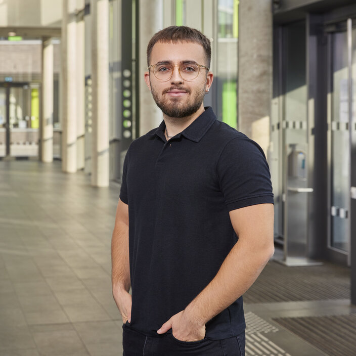 Brian Liane aus Albanien Portraitbild Brian Liane im Foyer der HSRW
