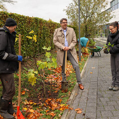 University President Prof. Dr Oliver Locker-Grütjen, together with members of the ‘Sustainable Food Systems’ research cluster and the Faculty of Life Sciences, at the tree-planting event