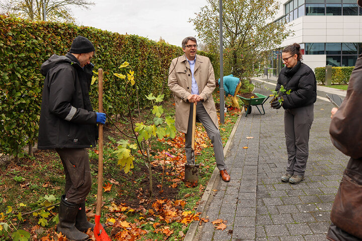 Hochschulpräsident Prof. Dr. Oliver Locker-Grütjen gemeinsam mit Mitgliedern aus dem Forschungsschwerpunkt ‚Sustainable Food Systems‘ sowie der Fakultät Life Sciences bei der Pflanzaktion