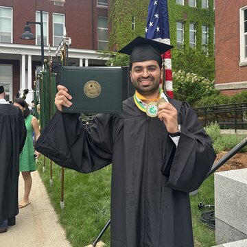 Paras Kumar vor dem Universitätsgebäude in Fitchburg
