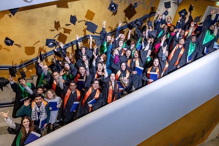 Fakultäten feiern Graduation Ceremonies