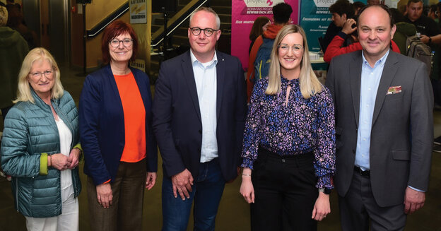 Prof. Dr Peter Kisters, Vice-President of Rhein-Waal University of Applied Sciences (centre), and Robert Beinio, Irina Tönnißen, Brigitte Jansen and Monika Geenen (from right to left) from the Friends of Rhein-Waal University of Applied Sciences – Cleve Campus e.V.