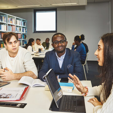 Mehrere Studierende lernen gemeinsam in der Bibliothek Kleve