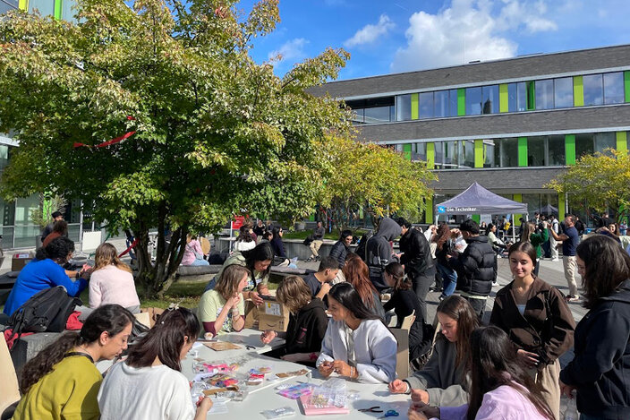 Neue Studierende auf dem Campus in Kamp-Lintfort.