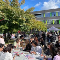Neue Studierende auf dem Campus in Kamp-Lintfort.