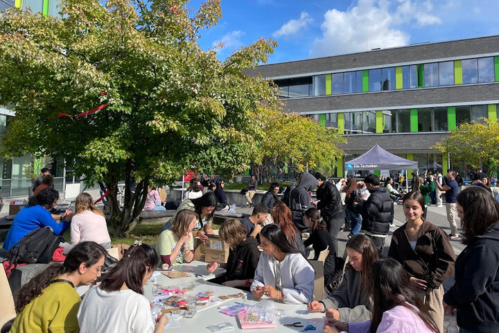 Neue Studierende auf dem Campus in Kamp-Lintfort.