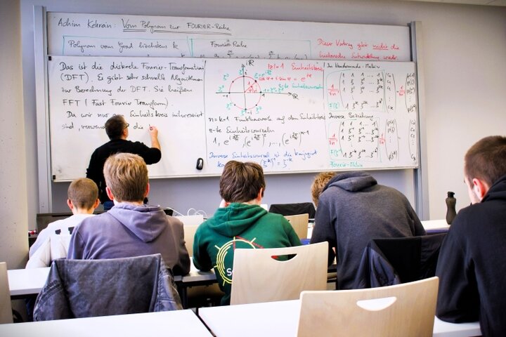 Von der Mathe-Olympiade ins Bioniklabor – Über 320 junge Nachwuchsmathematiker*innen erkunden die Hochschule Rhein-Waal